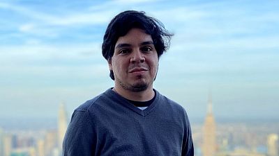 Nelson Zablah, periodista salvadoreño exiliado: "Vivimos con una espada que cae sobre nuestras cabezas"