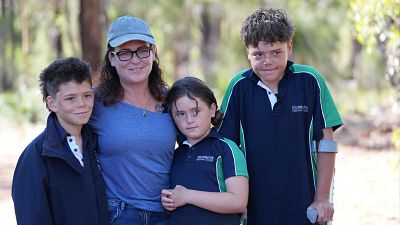 Un niño nada durante cuatro horas para salvar a su familia en el mar en Australia: "Solo pensaba en seguir nadando"