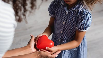 Diez niños nacen al día con cardiopatías congénitas en España: el azar de vivir con un defecto en el corazón