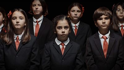 Los niños de un colegio de Madrid cantan los números de la pobreza infantil en España