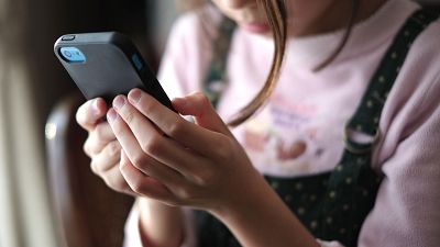 Más de 375.000 niños españoles pasan la mayoría del día solos en casa frente al móvil