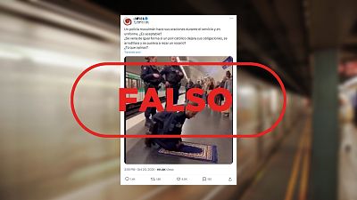 No es un "policía musulmán" rezando en el metro, es IA No es un "policía musulmán" rezando en el metro, es IA