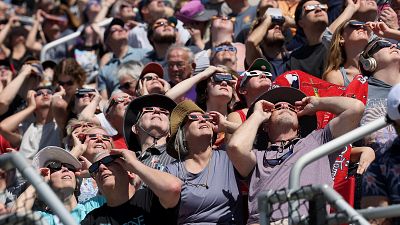 Decenas de personas disfrutan del eclipse solar total de 2024 en Carbondale, Illinois, Estados Unidos