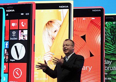 Telediario 1: Nokia presenta un teléfono móvi sin Internet en el Mobile  World Congress