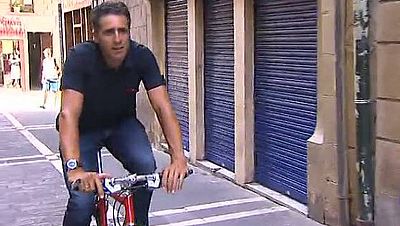 TVE ha contado con un colaborador de lujo para reconocer el recorrido por el que rodarán los ciclistas en la contrarreloj por equipos con la que se abre la Vuelta a España 2012 en las calles de Pamplona.