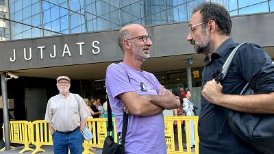 El germà d’Helena Jubany, Joan Jubany, amb l’advocat de la família, Benet Salellas, a la sortida dels Jutjats de Sabadell | ACN