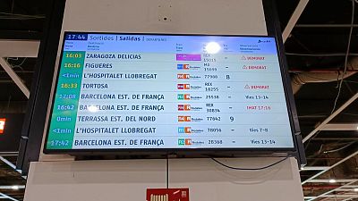 Una de les pantalles de l'estació de Sants anunciant trens de Rodalies amb incidències | ACN