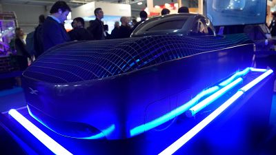 Las novedades del MWC 2024: miles de aplicaciones con IA, un coche volador y una pantalla transparente