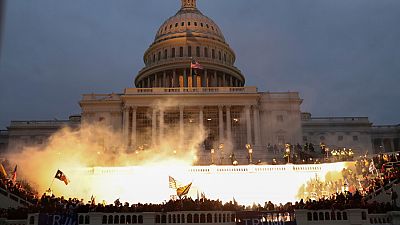 Nuevas imágenes del asalto al Capitolio muestran la supuesta complicidad de la policía con los asaltantes