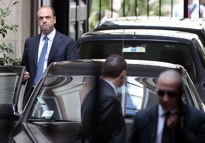 El número dos de Berlusconi le abandona y llama a apoyar el voto de confianza a Letta