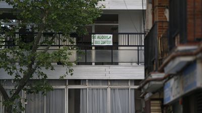Obligados a compartir piso más allá de los 40 por los altos precios y la precariedad: "Echo de menos la intimidad"