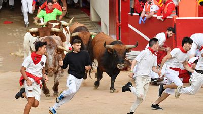 Los míticos toros de Miura cierran el último encierro de San Fermín con una carrera emocionante y peligrosa