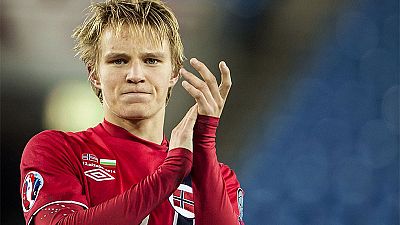 Odegaard, la gran promesa del fútbol noruego, ha cerrado su fichaje por el Real Madrid. Jugará en el Castilla y será presentado este jueves. Odegaard, la gran promesa del fútbol noruego, ha cerrado su fichaje por el Real Madrid. Jugará en el Castilla y será presentado este jueves.