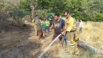 Vecinos afectados por los incendios colaboran para evitar nuevos focos | Ver