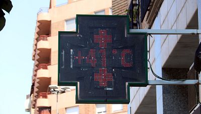 Un termòmetre de carrer marca 41 graus a Lleida en plena onada de calor. Un termòmetre de carrer marca 41 graus a Lleida en plena onada de calor.