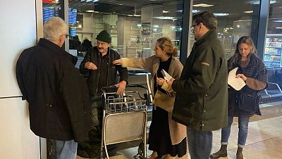 Manuel, una de las personas sin hogar que viven en Barjas, conversa con los voluntarios de Bokatas