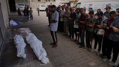 Los tanques atacan Deir al Balah tras la huida de miles de familias y la ONU acusa a Israel de disparar a los gazatíes