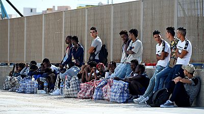 Lampedusa, lugar de paso de los migrantes que se mezclan con los turistas