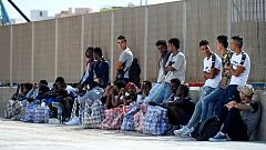 Lampedusa, lugar de paso de los migrantes que se mezclan con los turistas