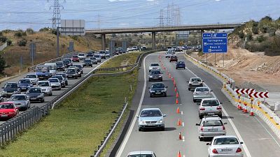 Retención masiva en la AP-7 en Tarragona, con vehículos en varios carriles, señalización de direcciones y obras en curso. El contexto menciona problemas de tráfico en la verbena de Sant Joan. Retención masiva en la AP-7 en Tarragona, con vehículos en varios carriles, señalización de direcciones y obras en curso. El contexto menciona problemas de tráfico en la verbena de Sant Joan.