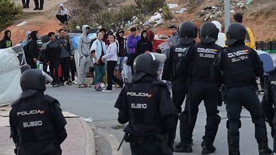 La Policía despliega una operación de desalojo de migrantes en el barrio de Los Rosales y el Tarajal, en Ceuta
