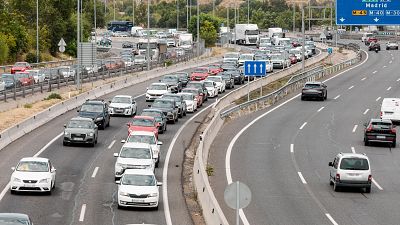 Vista aérea de la A-3 en Madrid el 1 de agosto de 2025, con tráfico denso. Numerosos vehículos, señales de tráfico y vegetación flanquean la autopista.