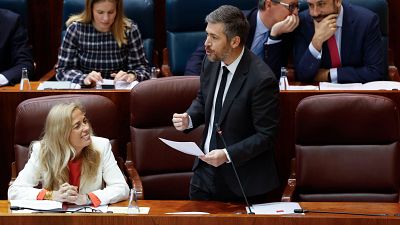 La oposición critica a Ayuso por dejar la "silla vacía" en la Asamblea y el PP tacha de "corrupto" al Gobierno de Sánchez