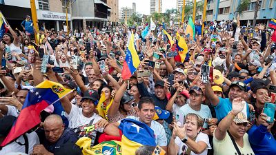 La oposición mayoritaria de Venezuela celebra un masivo acto de campaña pese al cierre de numerosas vías