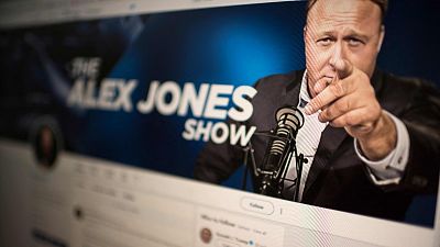 Ordenan pagar 45 millones de dólares al propagador de teorías conspiratorias Alex Jones