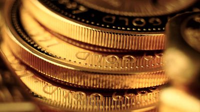 El oro baja más de un 5%, la mayor caída en más de una década, pero se mantiene en máximos históricos