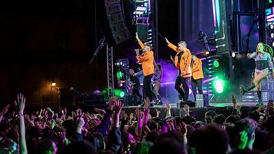 Las orquestas convierten las verbenas de verano en espectáculos - Telediario 1 | Ver