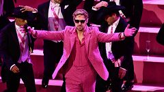 Ryan Gosling y Billie Eilish ponen la nota musical de los Oscar 2024 a ritmo de 'Barbie'
