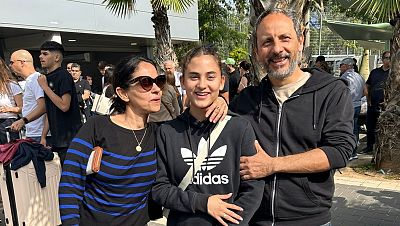 Eduardo Villalobo junto a Maya y su madre Galit Sinvany en abril de 2023 Eduardo Villalobo junto a Maya y su madre Galit Sinvany en abril de 2023