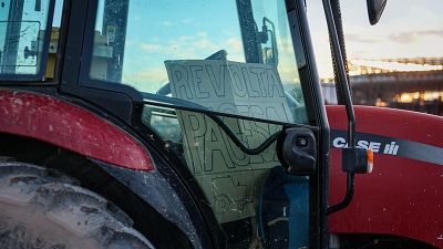 Un tractor amb el cartell de Revolta Pagesa