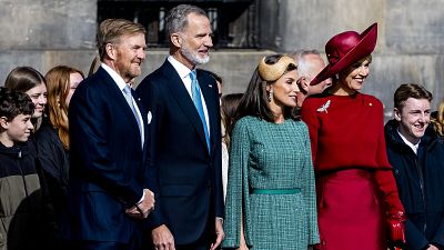 Los reyes de los Países Bajos reciben con honores a Felipe VI y a la reina Letizia