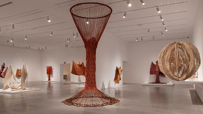 Los pájaros-cometa de Aurélia Muñoz entretejen el espacio en el Reina Sofía Los pájaros-cometa de Aurélia Muñoz entretejen el espacio en el Reina Sofía