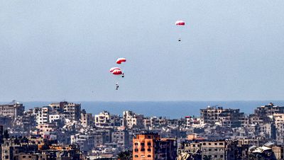 Al menos 18 palestinos mueren al entrar en el mar para recoger ayuda humanitaria lanzada por aire en Gaza