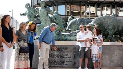 Pamplona recuerda a los corredores fallecidos en San Fermín grabando sus nombres en el Monumento del Encierro