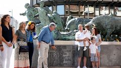 Pamplona recuerda a los corredores fallecidos en San Fermín grabando sus nombres en el Monumento del Encierro
