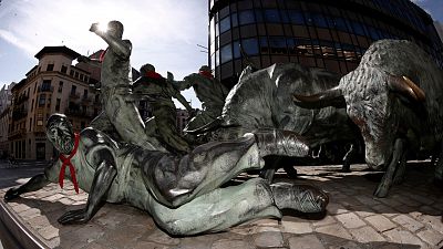 Pamplona se tiñe de rojo a un mes de los Sanfermines: "Este año sí, ¡lo viviremos!"