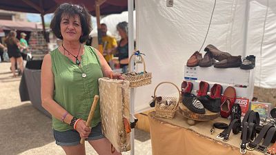 Las últimas puntadas de los panderos cuadrados tradicionales de Peñaparda