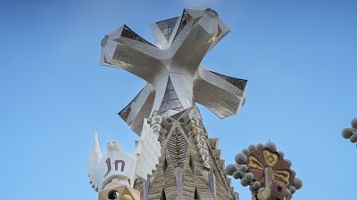 León XIV corona la Sagrada Familia como "signo de unidad y concordia": "Una cruz que une el cielo y la tierra"