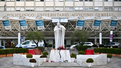 El papa cancela su agenda toda la semana mientras sigue ingresado por una infección respiratoria