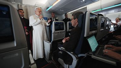 El papa dice que a los migrantes "hay que tratarlos como seres humanos, no como animales"