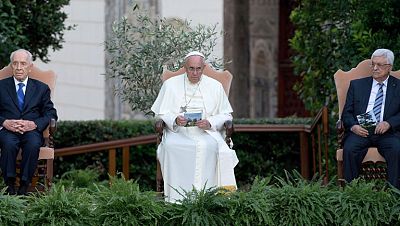El papa insta ante Abás y Peres a "derribar los muros de enemistad" en Oriente Medio