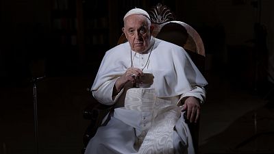 El papa Francisco califica de "injustas" las leyes que penalizan la homosexualidad: "Ser homosexual no es delito"