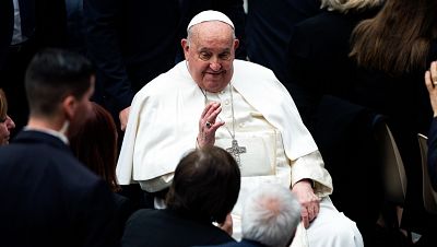 El papa Francisco continúa "estable" con una "ligera mejoría", según el Vaticano