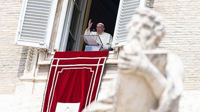 El papa inicia el viaje apostólico más largo, por Asia y Oceanía, a sus 87 años y con un estado de salud delicado