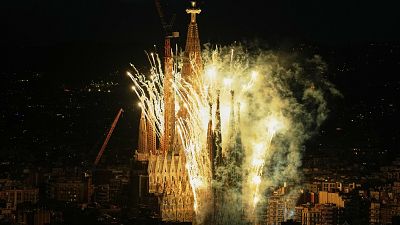 La Sagrada Familia despide al papa León XIV con un imponente espectáculo de luces y música