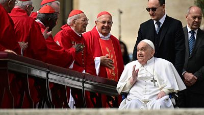 El papa Francisco aparece en la Plaza de San Pedro al final de la misa: "Buen Domingo de Ramos, buena Semana Santa"